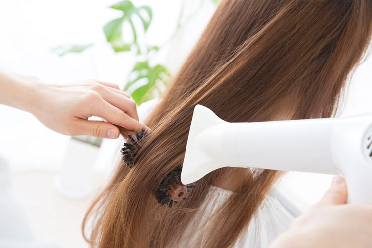 ドライやーをする美容師