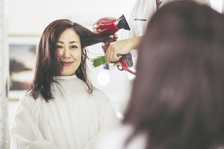 髪を切る女性